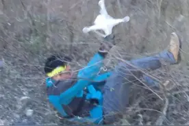 精灵3失控掉深山 机主玩命跳悬崖找回图片