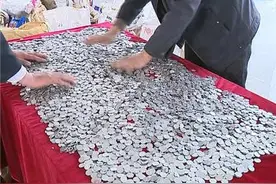 江阴一男子携43万枚硬币买车 重达1.33吨图片