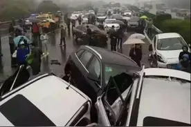 沪宁高速常州段56车连环追尾，已致2人死亡！图片