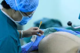 一位母亲在医院生三胞胎女婴，宝宝剖腹产出生的一幕让人傻眼了！图片