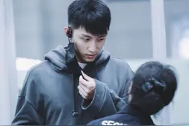 帅哥黄景瑜的机场安检图 这次轮到他被撩了，萌的不要不要图片