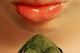 上海懒妹子的农村生活，恶搞青蛙，喂它喝农夫山泉！图片