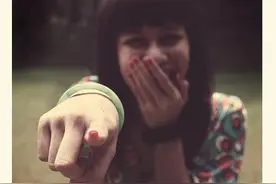 手指着别人，这个不常做的动作，用在拍照上，效果100分图片