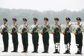 站军姿练肌肉对颈腰背膝疼痛改善都有效图片