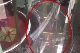 商场观光电梯突然启动，正工作的53岁保洁主管悬在半空....图片