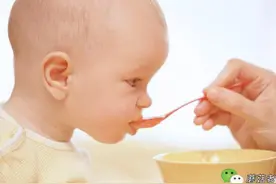孩子奶奶又这样喂他！害的宝宝胃出血，宝妈该咋办？图片