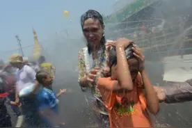 缅甸欢庆泼水节图片