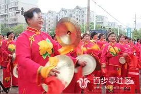 中国文联艺术家文化下基层 在百步亭与志愿者互动图片