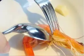 原来虾是这样剥的，白吃那么多年虾了图片