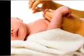 给宝宝修指甲的巧妙方法！图片