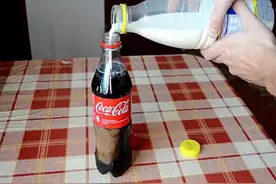 牛奶和可乐掺到一块会这样，看到这些你还敢喝牛奶和可乐吗？图片