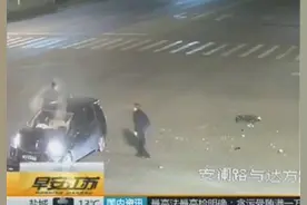 两车无视路口黄灯闪烁 撞车后旋转180度图片