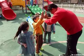 幼儿园里来了两只毛毛虫图片