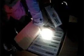 大客车非法运输名烟393条 民警设卡拦截图片