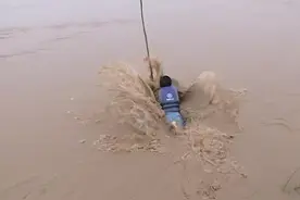 万里黄河危险重重，他为何一次又一次纵身跳入波涛汹涌的黄河中？一次次拿命相搏，以身试险，背后原因令人泪目！致敬！