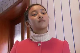 农村女正在刷马桶，不料妹妹直接把用过的卫生纸倒头上，不是东西视频封面