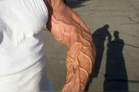 熊孩子太调皮了，掉粪坑里，家长还认识吗图片