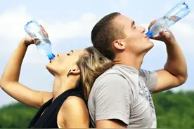 糖尿病人每天应该喝多少水？图片