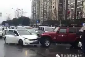 牧马人狂撞高尔夫，比成都“女司机事件”还更戏剧性图片
