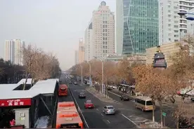 乌鲁木齐北京路上不少车辆“钻BRT空子”被罚图片