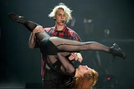 视频：撩妹技能大爆发 贾斯汀比伯秀肌肉又抱性感女郎图片