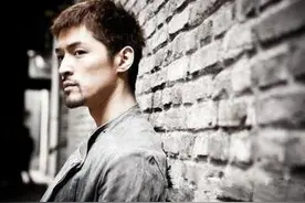 世界是喧嚣的彩，他是安宁干净的黑白. 胡歌图片