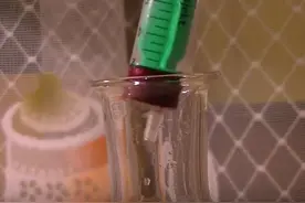 男子将“鲜血滴入十倍浓度的双氧水中”，之后的反应让人惊掉下巴图片