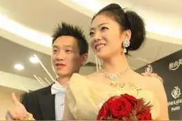 他是奥运冠军却被打，娇妻穿三千万黄金婚纱，豪宅曝光极致奢华图片