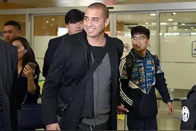 尤文传奇队抵沪特雷泽盖领衔 大批死忠接机美女球迷抢镜(图)图片