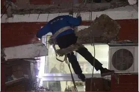 阳台整个掉落因为底板太薄？别傻了，这才是真相！图片