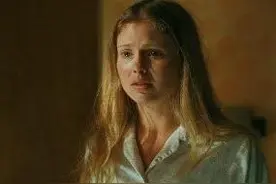 被骗进玉米地的女孩《可爱的骨头》图片