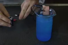 他将硬币和铜片通电同时放进水中，没想到不可思议的事情发生了！图片