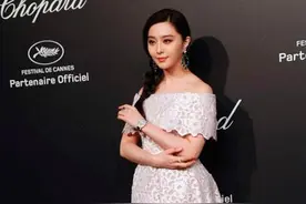 小露香肩，美丽动人图片