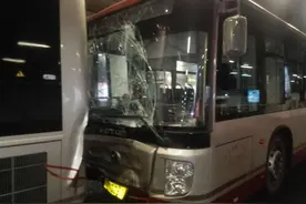 惨烈！天津站隧道内两公交相撞，车损严重！图片