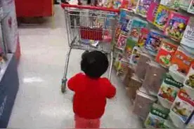 孩子故意踩碎超市里的鸡蛋，可妈妈竟然这样教育他！图片