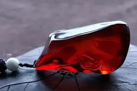 琥珀蜜蜡：世间奇石 佩戴宜人 对人体的好处图片