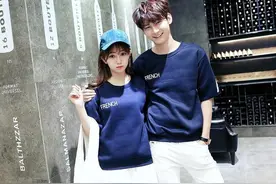 看上一件衣服就像恋爱一般，总源于第一眼。夏日情侣T恤欣赏图片