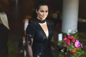 另类新娘！墨尔本女子穿黑婚纱结婚，你能接受吗？图片