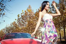 美女花裙诱惑与红色GTR上演清新大片图片