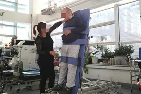 老年人摆脱卧床状态的有效康复工具——电动起立床图片