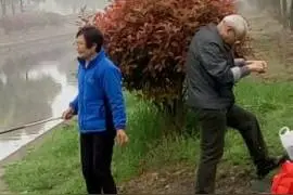 老太带着老头钓鱼，画面太温馨，不敢看图片