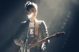 华妃娘娘化身摇滚吉他手帅气撩妹  这个造型我给满分！图片