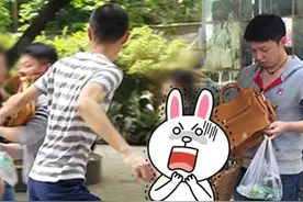 整蛊！栽赃路人抢包图片