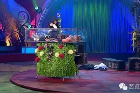 央视综艺《艺览天下》带您遨游魔杂天地，看美女与蟒蛇零距离接触图片