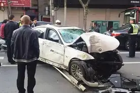 宝马车当街撞上电线杆，震惊，驾驶员竟是毒驾！图片