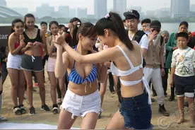 两闺蜜海边打架互撕衣裙！真人版“友谊的小船说翻就翻”！图片