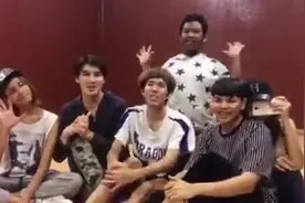 泰国最美双性人Yoshi 和男友在练舞房 左一左二