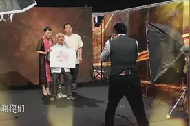 节目组为杨柳青画社拍照送上照片，《群英会》的木版较为突出！视频封面