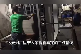 在纸箱厂上班的工人，凭什么工资月入过万？实拍工作情况，很心酸