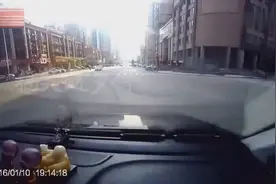 货车司机加完油开车就跑，监控突然记录下令人咋舌的画面！视频封面